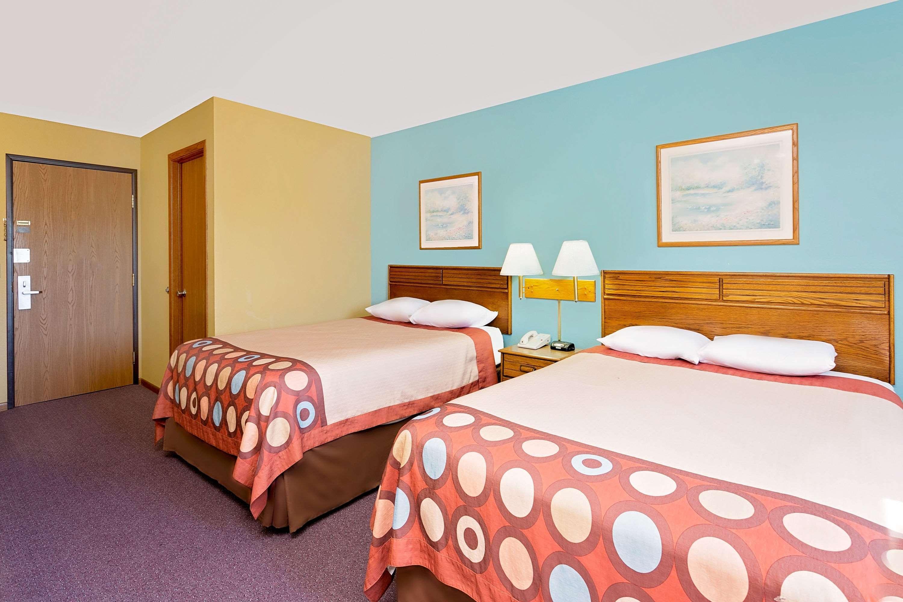 Super 8 By Wyndham Dyersville Exterior photo