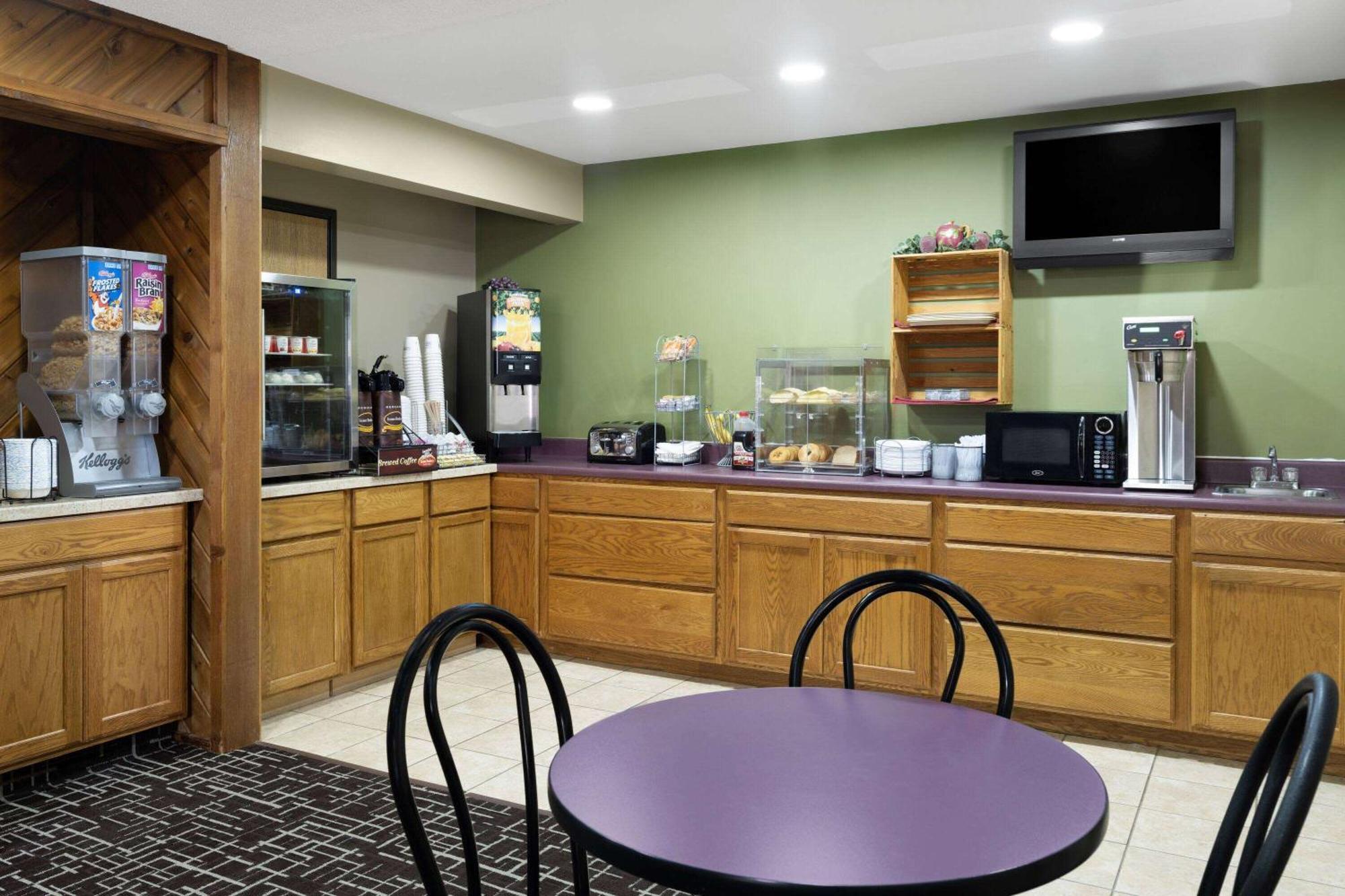 Super 8 By Wyndham Dyersville Exterior photo