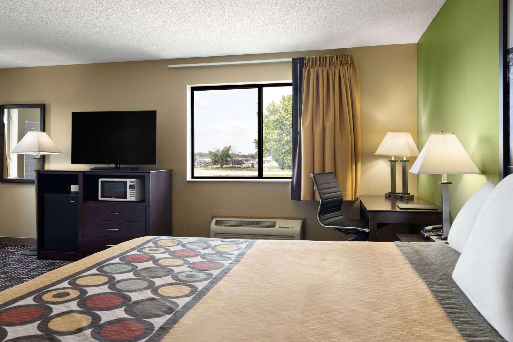 Super 8 By Wyndham Dyersville Exterior photo