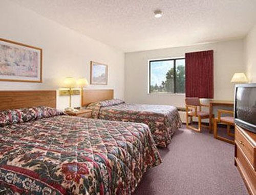 Super 8 By Wyndham Dyersville Room photo